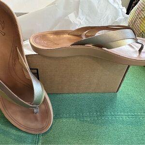 Olukai KaeKae Sandal - Tapa Gold (&silver) sz 9 39